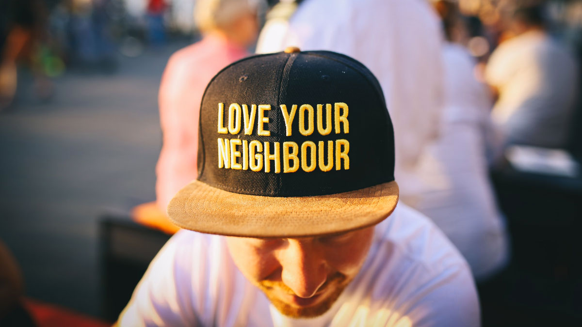 cappellino con la scritta ama il tuo vicino - love your neighbour