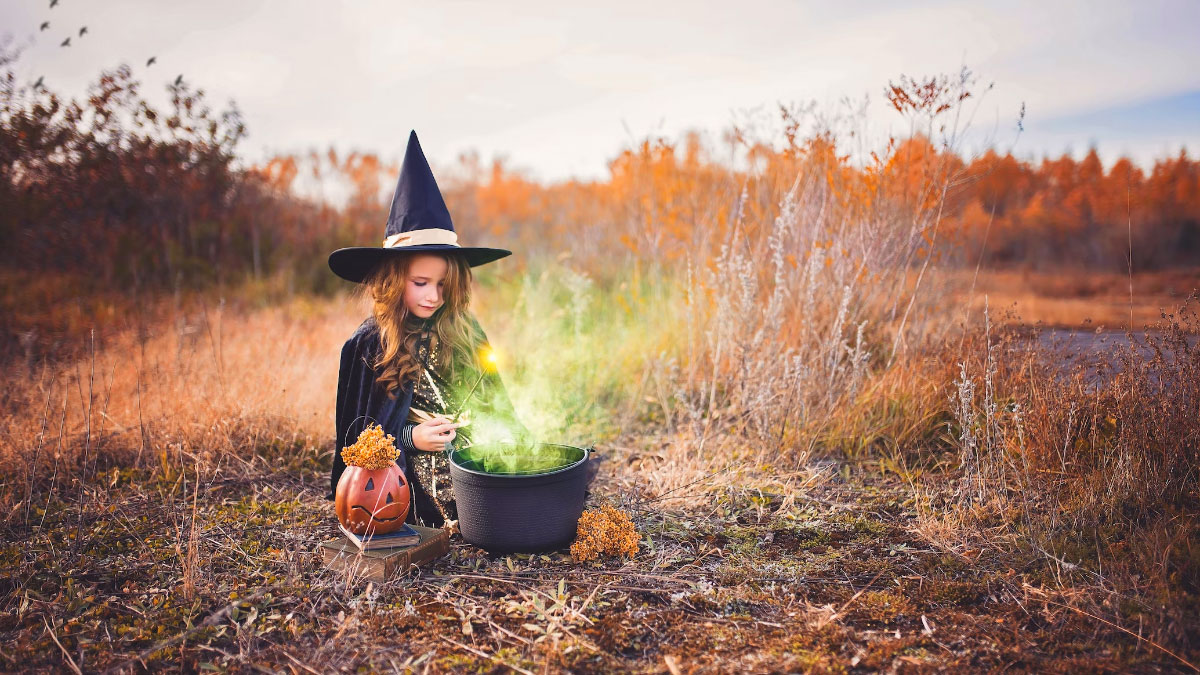 bambina travestita da strega ad Halloween