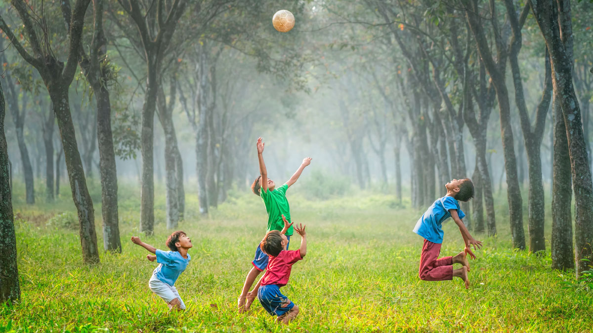 bambini felici giocano a palla