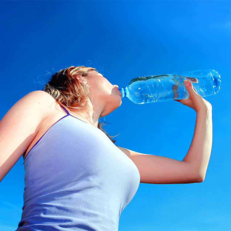 Per combattere la ritenzione idrica è consigliato bere molta acqua