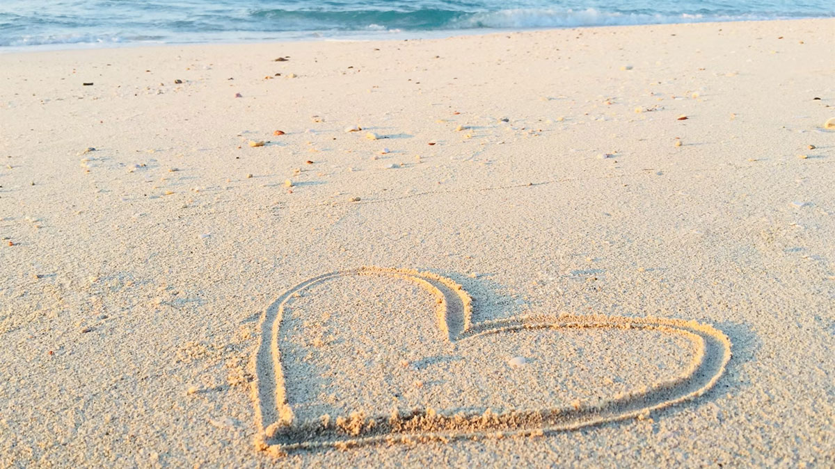 cuore disegnato sulla sabbia