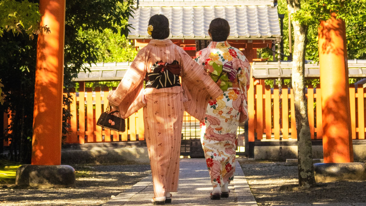 donne giapponesi in kimono di spalle
