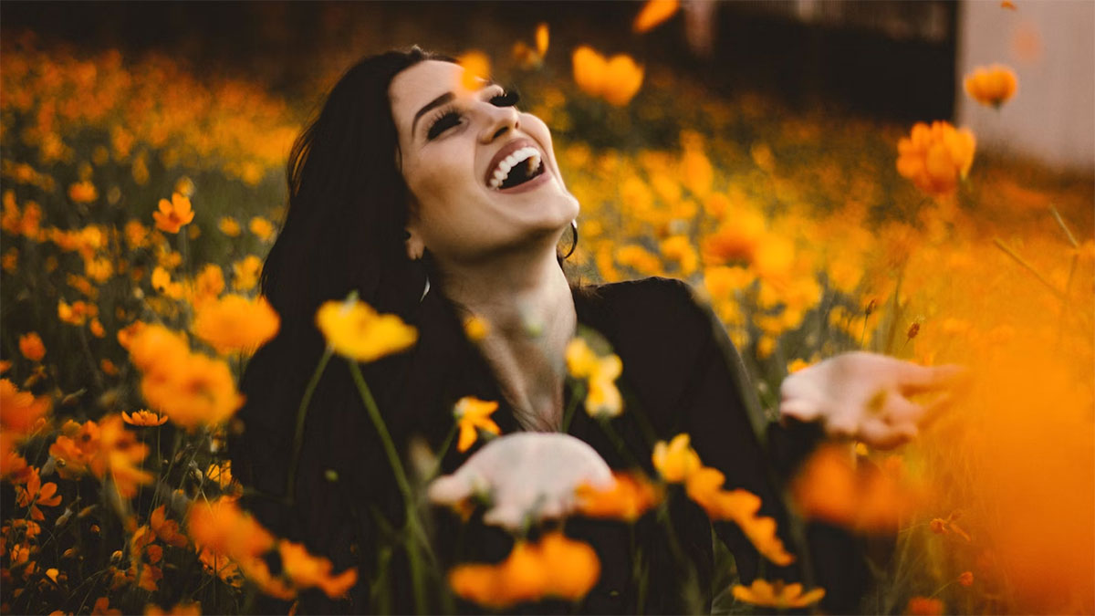 gioia di una ragazza felice tra i fiori