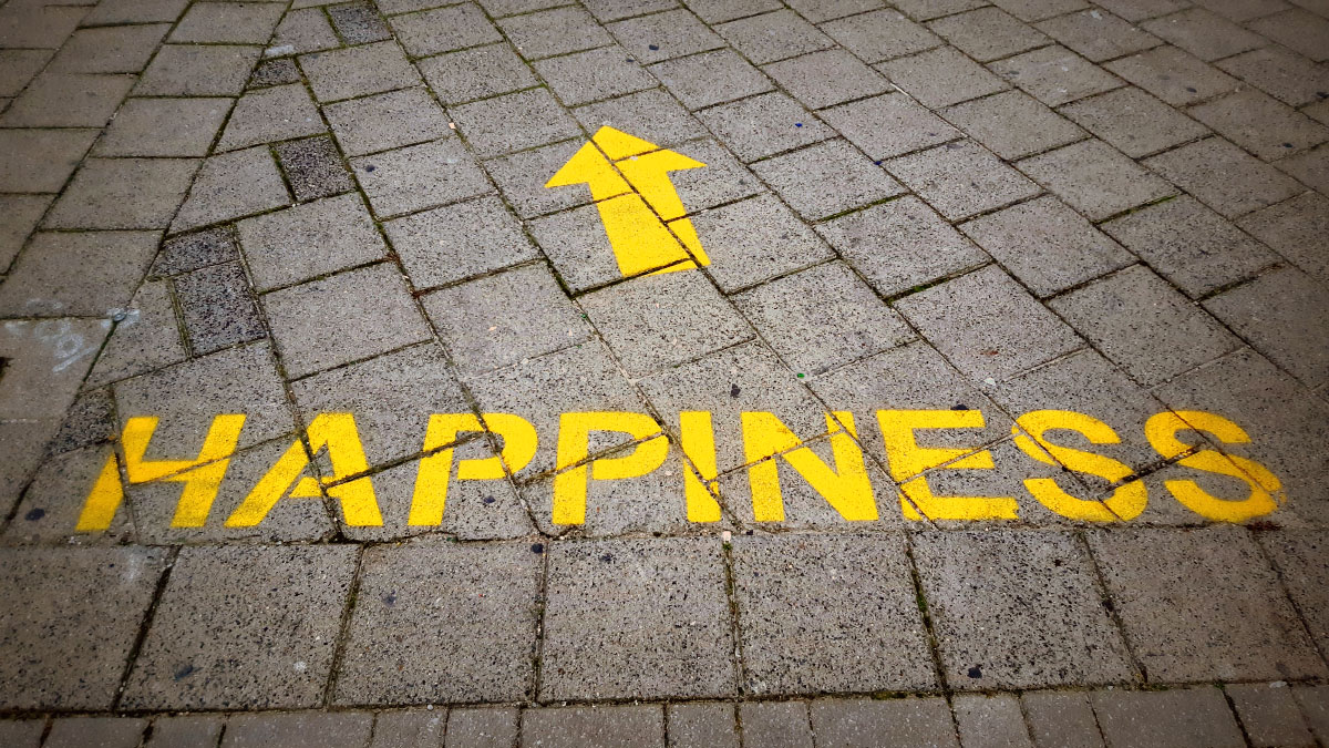 happiness scritta su strada