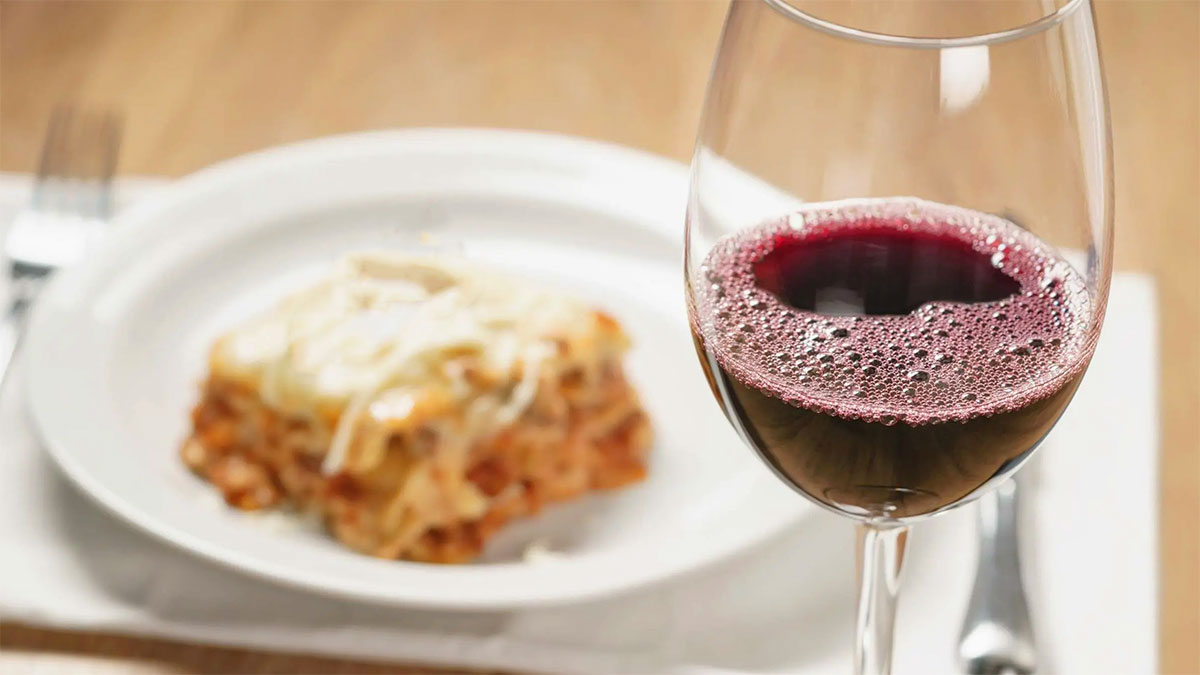 lasagne e vino rosso