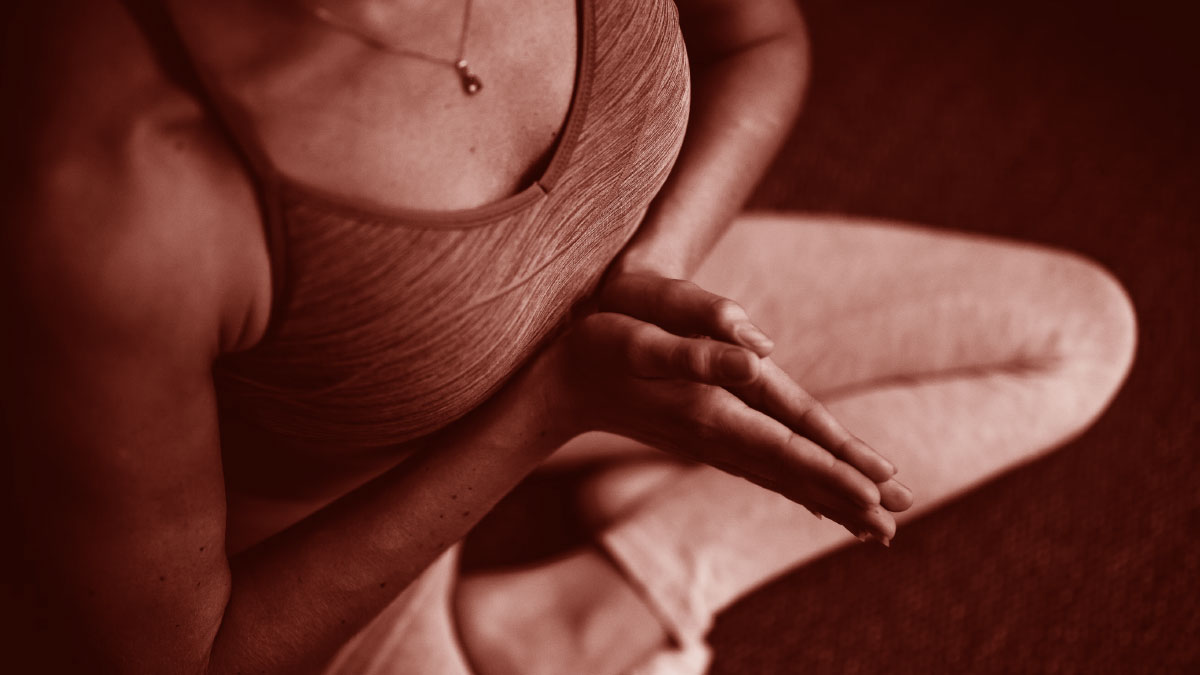 meditazione yoga con mani unite