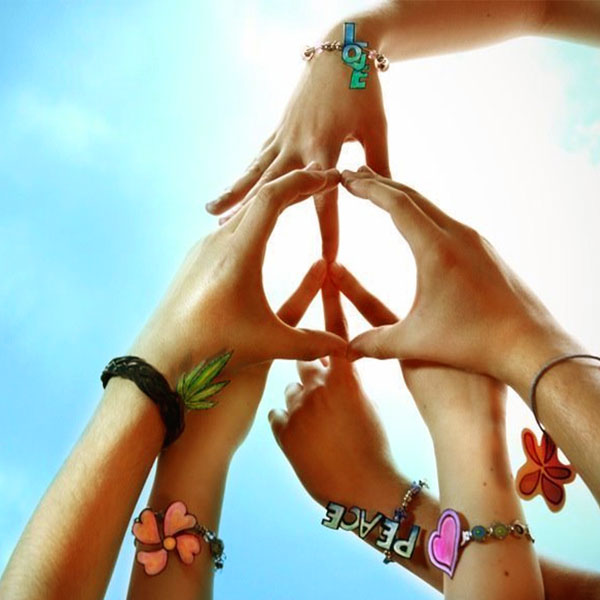 simbolo della pace fatto con le mani