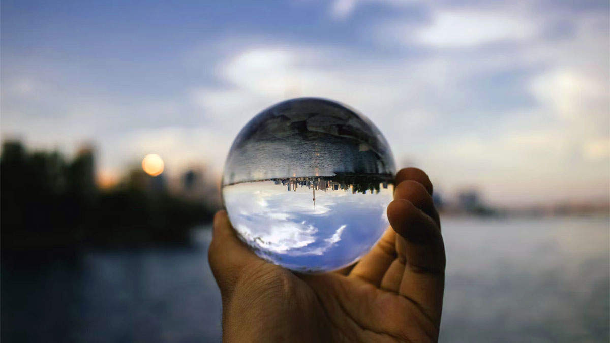 palla di vetro in una mano prospettiva