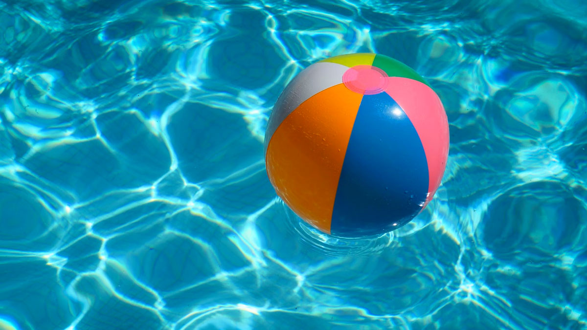 palla gonfiabile in piscina