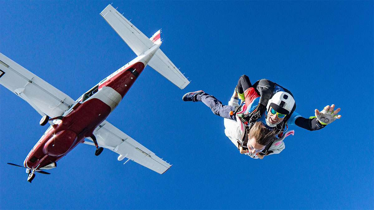 paracadute volo salto dall'aereo