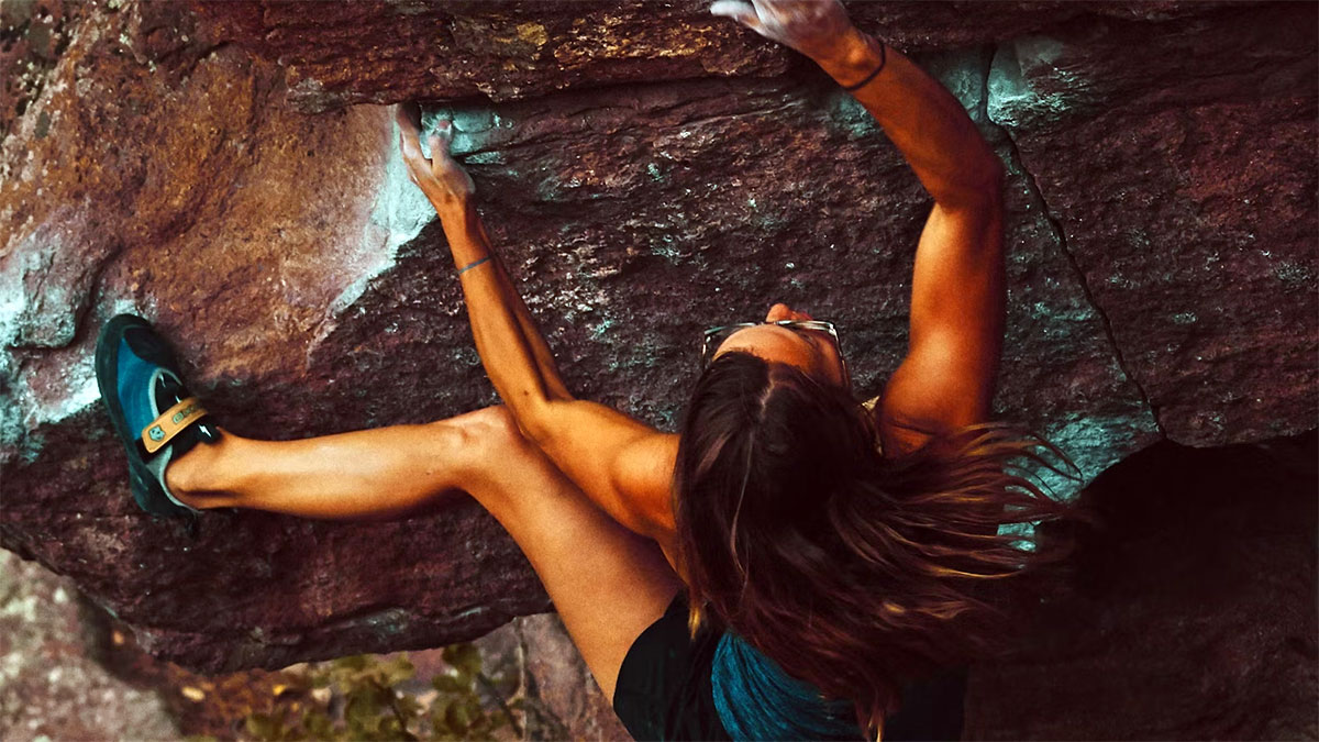 ragazza fa arrampicata su roccia a mani nude