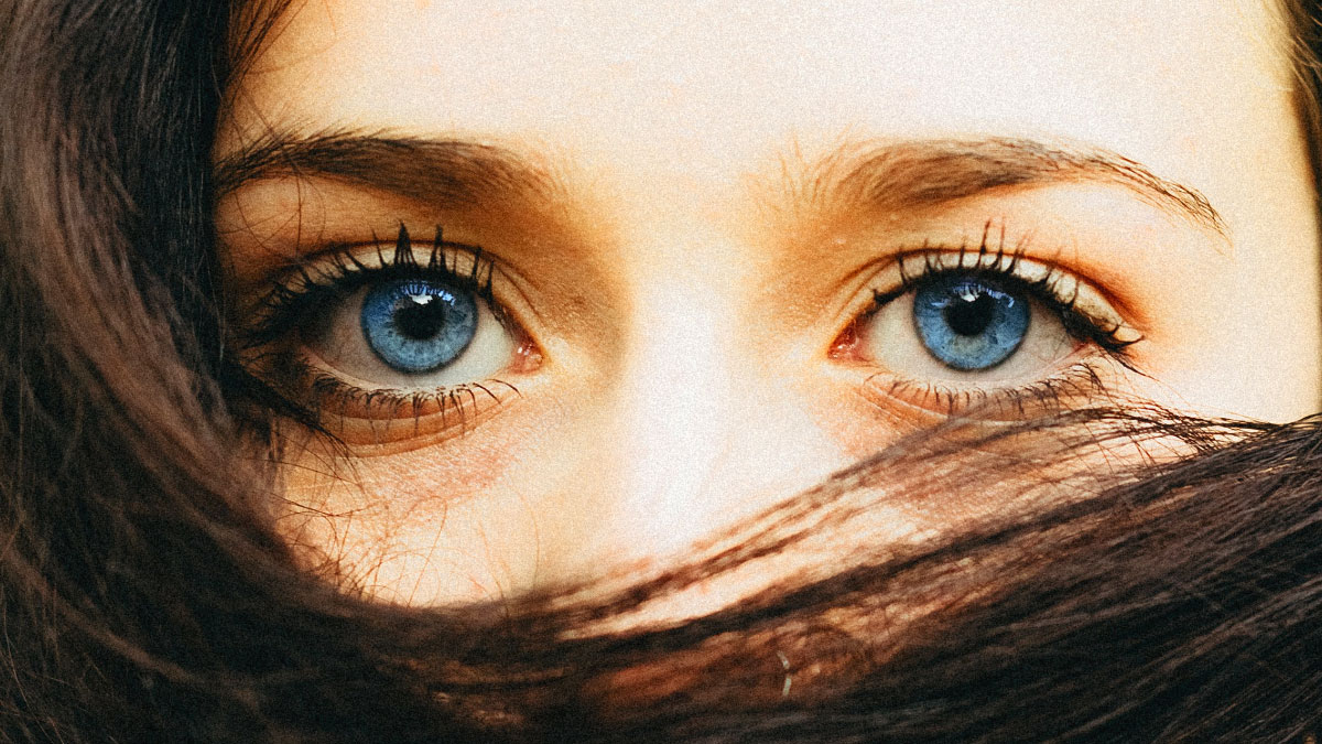 ragazza con occhi blu