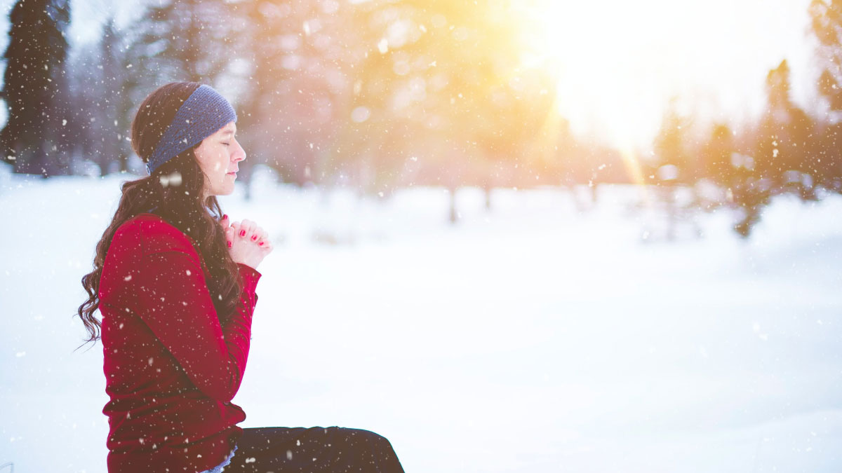 sensibilità invernale, ragazza a mani giunte nella neve