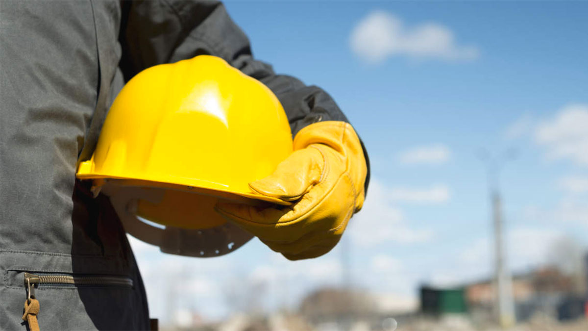 casco e guanti di sicurezza sul lavoro
