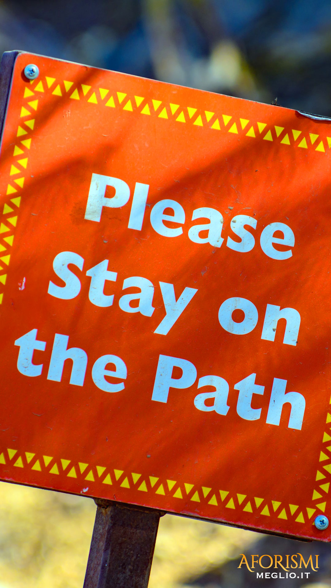 Per favore resta sul sentiero.

[Please stay on the path.]