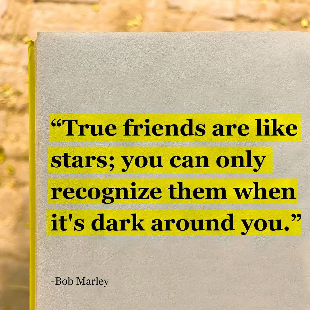 I veri amici sono come le stelle; puoi riconoscerli solo quando è buio intorno a te.

[True friends are like stars; you can only recognize them when it's dark around you.]