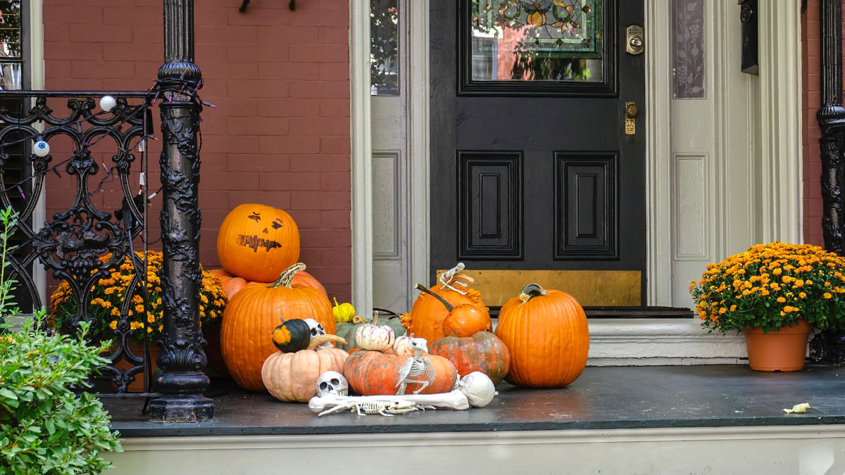 Zucche di Halloween davanti alla porta di casa